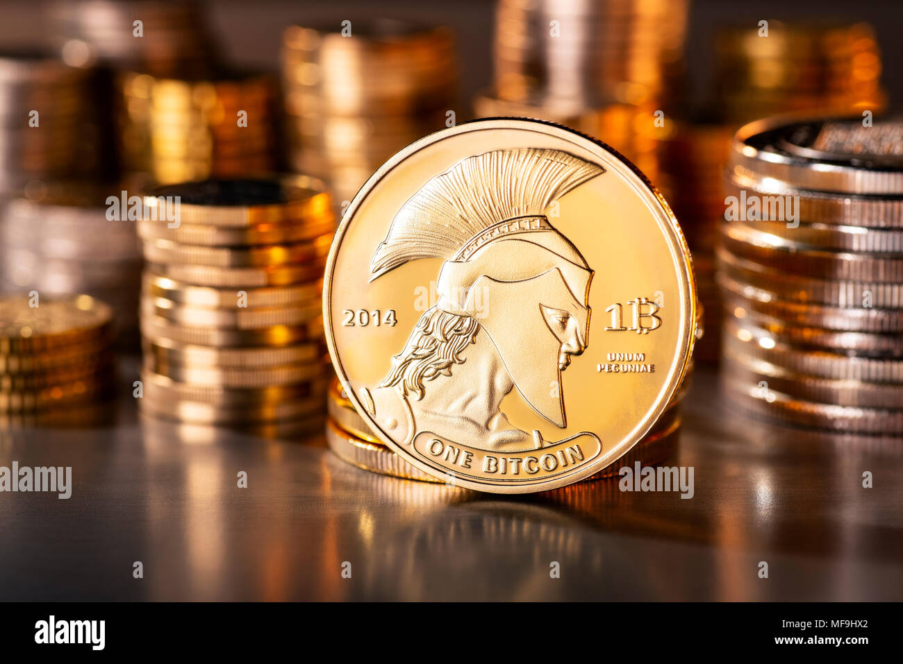 Coin de la crypto Titan Bitcoin monnaie avec plusieurs piles de pièces dans l'arrière-plan Banque D'Images
