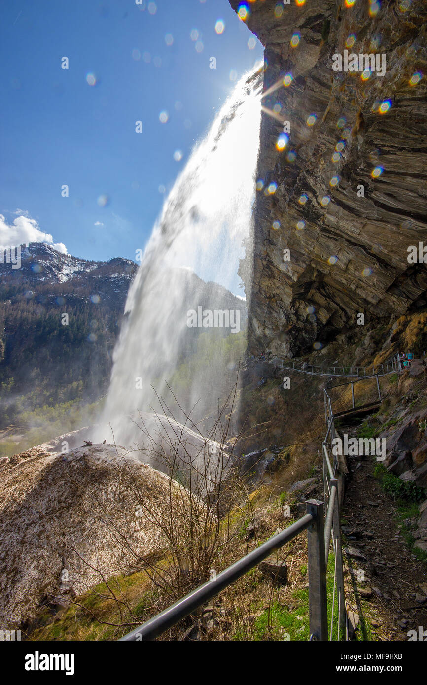 Une belle vue sur la cascade du lac d'Antrona, Lago di Antrona, Piemonte, Italie Banque D'Images