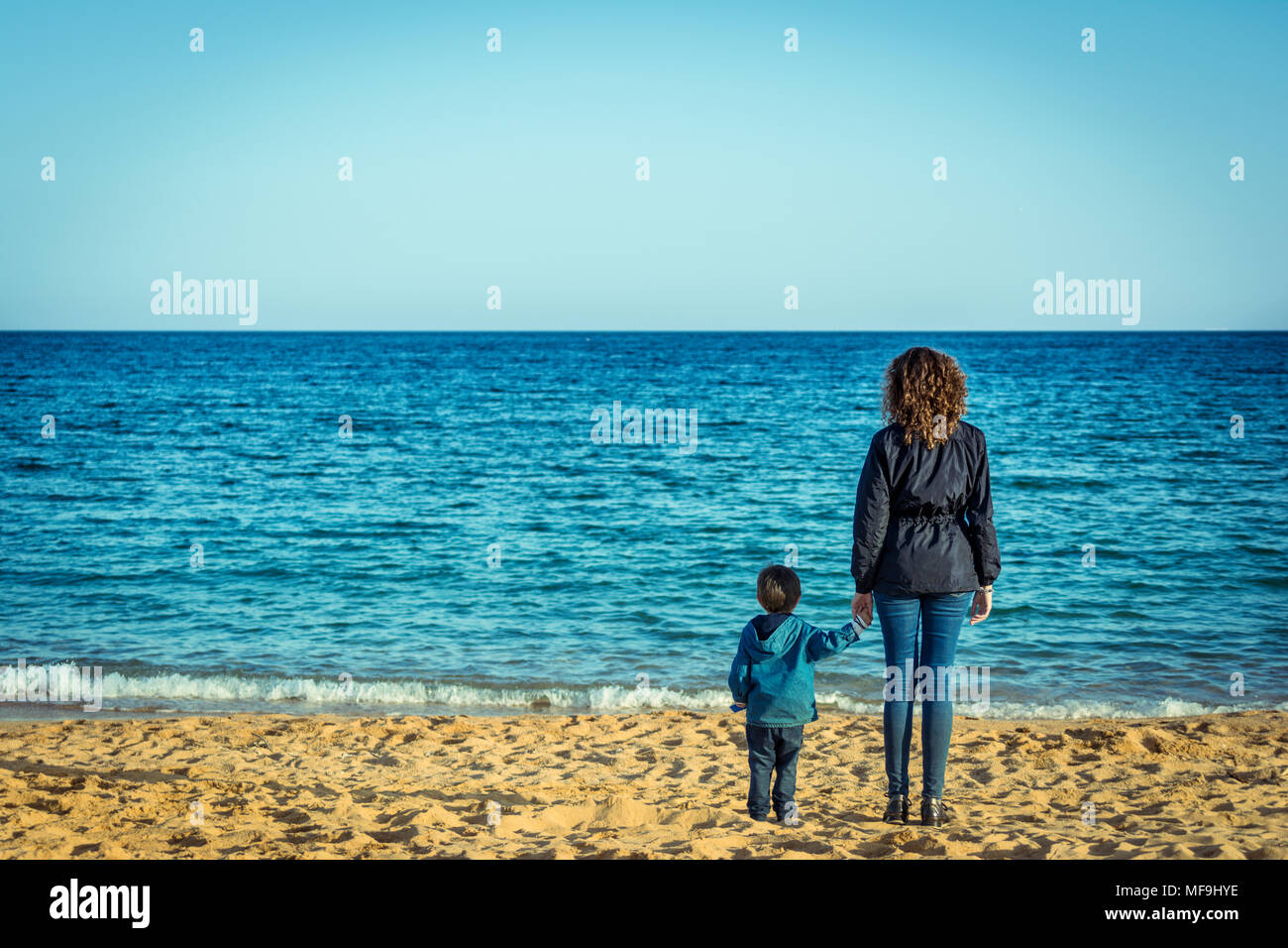 L'obligation d'une mère et un fils, regardant la mer bleue de la Méditerranée. À l'extérieur, le style de vie et de la famille des concepts. Banque D'Images