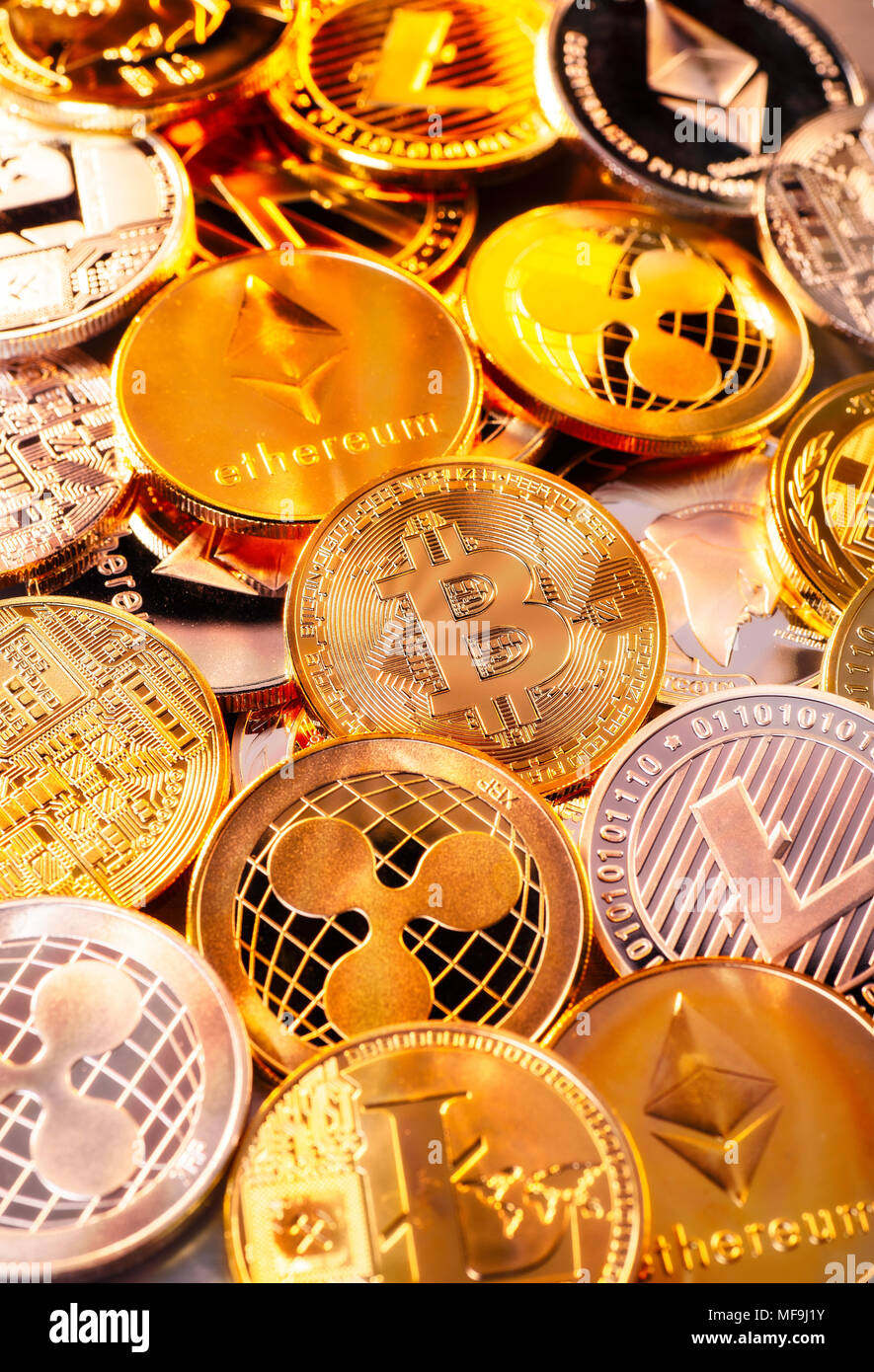 Beaucoup de pièces de diverses cryptocurrencies Banque D'Images