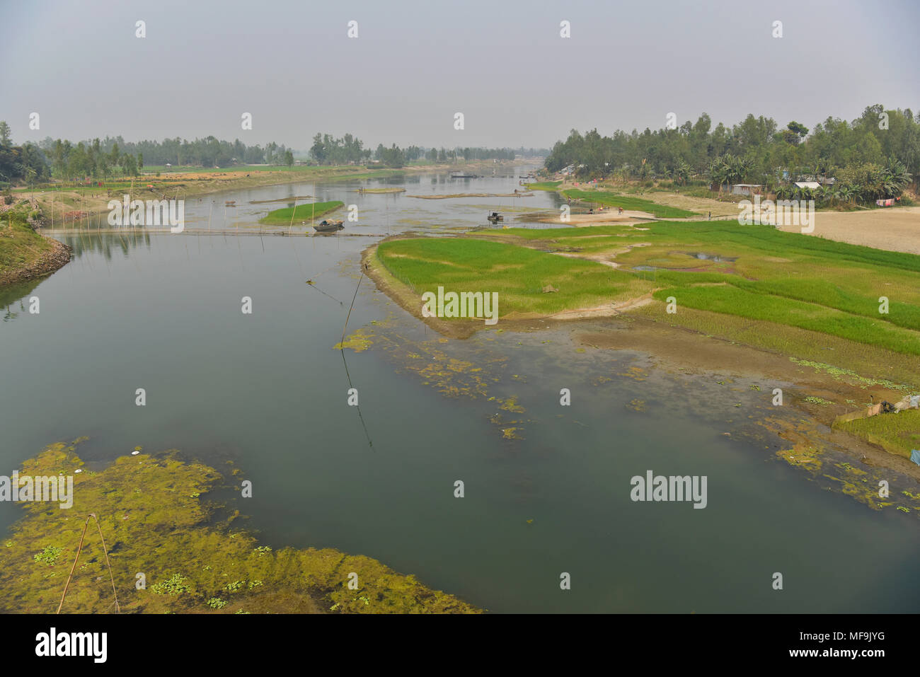 Bogra, Bangladesh - le 28 février 2017 : La rivière est Bangali embrassant une mort lente en raison de l'absence de dragage et/ou par l'effet des droits de l'encroachme Banque D'Images