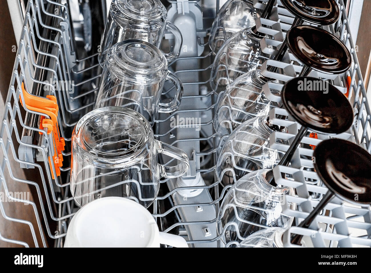Ouvrir avec lave-vaisselle et vaisselle en verre propre, selective focus, nettoyer les verres après lavage au lave-vaisselle. Banque D'Images