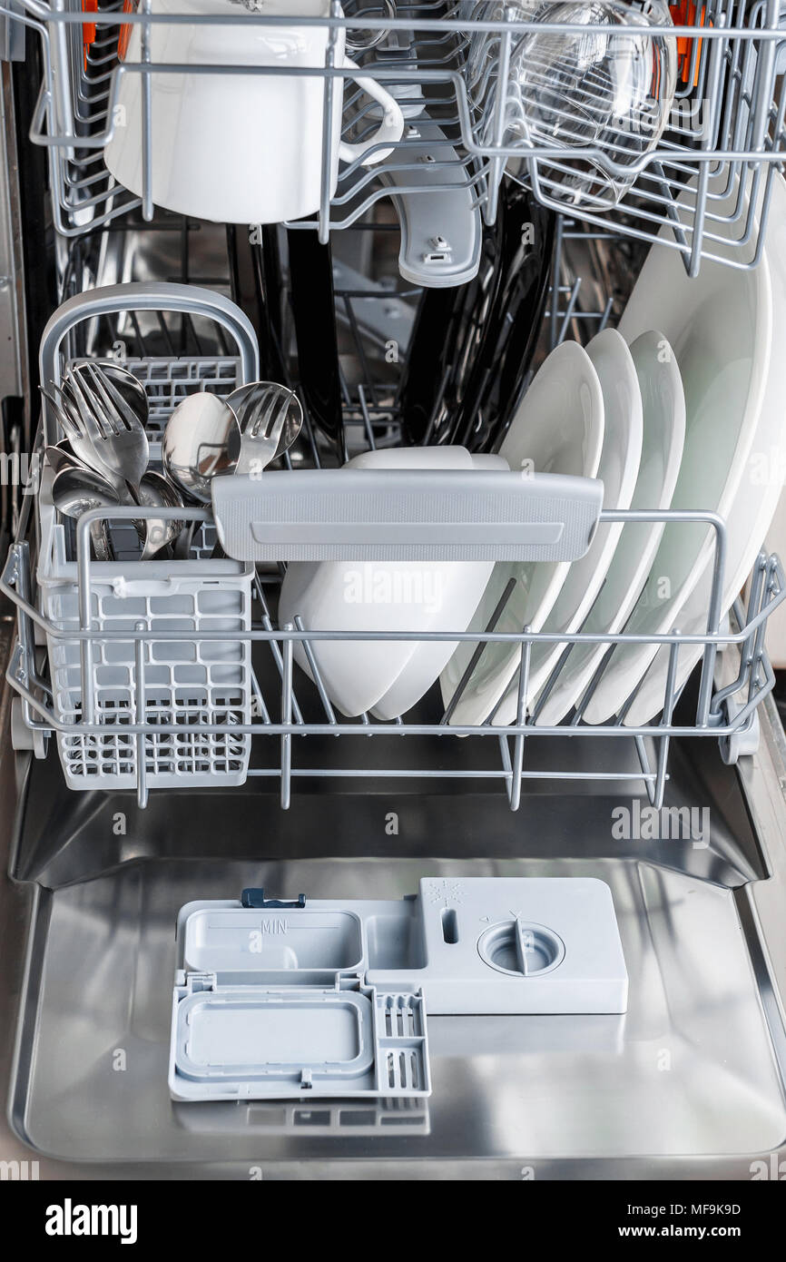Ouvrir avec lave-vaisselle et vaisselle en verre propre, selective focus,  lave-vaisselle après Processus de nettoyage Photo Stock - Alamy