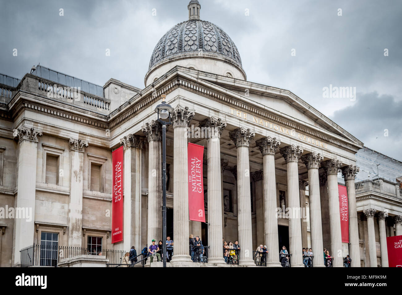 Londres, Royaume-Uni - 21 mai 2016 : les touristes qui visitent la galerie nationale, une vue de Trafalgar Square, Londres, Royaume-Uni Banque D'Images