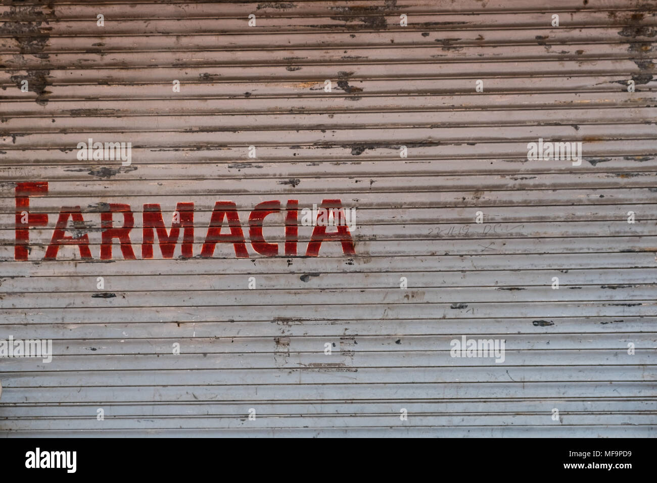 La ville de Panama, Panama - mars 2018 : Farmacia (pharmacie) écrit sur la devanture de l'obturateur fermé à Panama City , Avenida Central Banque D'Images