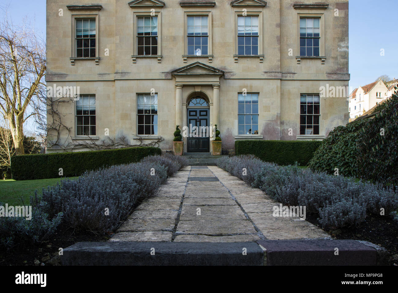 L'entrée de la maison traditionnel anglais. La voie de la chaussée et des fleurs autour. Banque D'Images