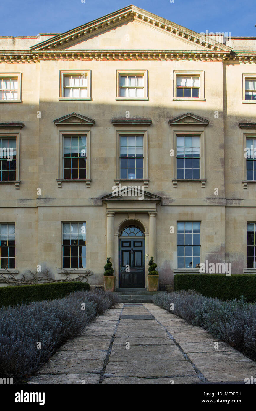 L'entrée de la maison traditionnel anglais. La voie de la chaussée et des fleurs autour. Banque D'Images