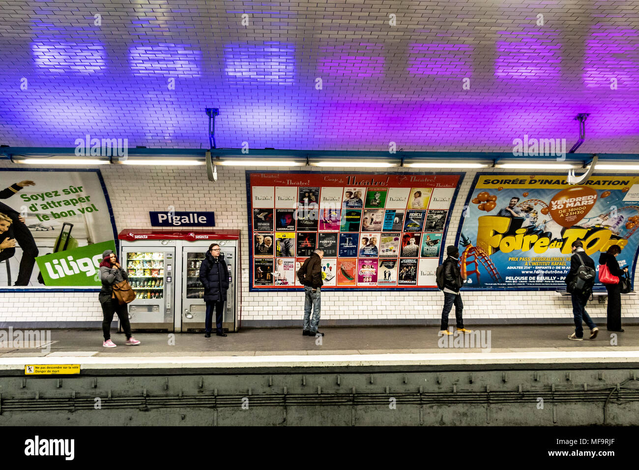 Les gens attendent un train sur la station de métro Pigalle sur le réseau de métro Paris, qui dessert les lignes 2 et 12 du métro Paris, Pigalle, Paris, France Banque D'Images