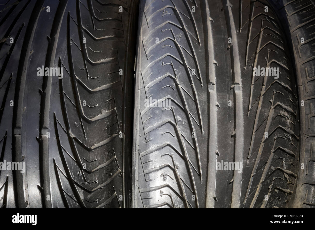 Close up photo d'un noir utilisé les pneus de voiture. Banque D'Images