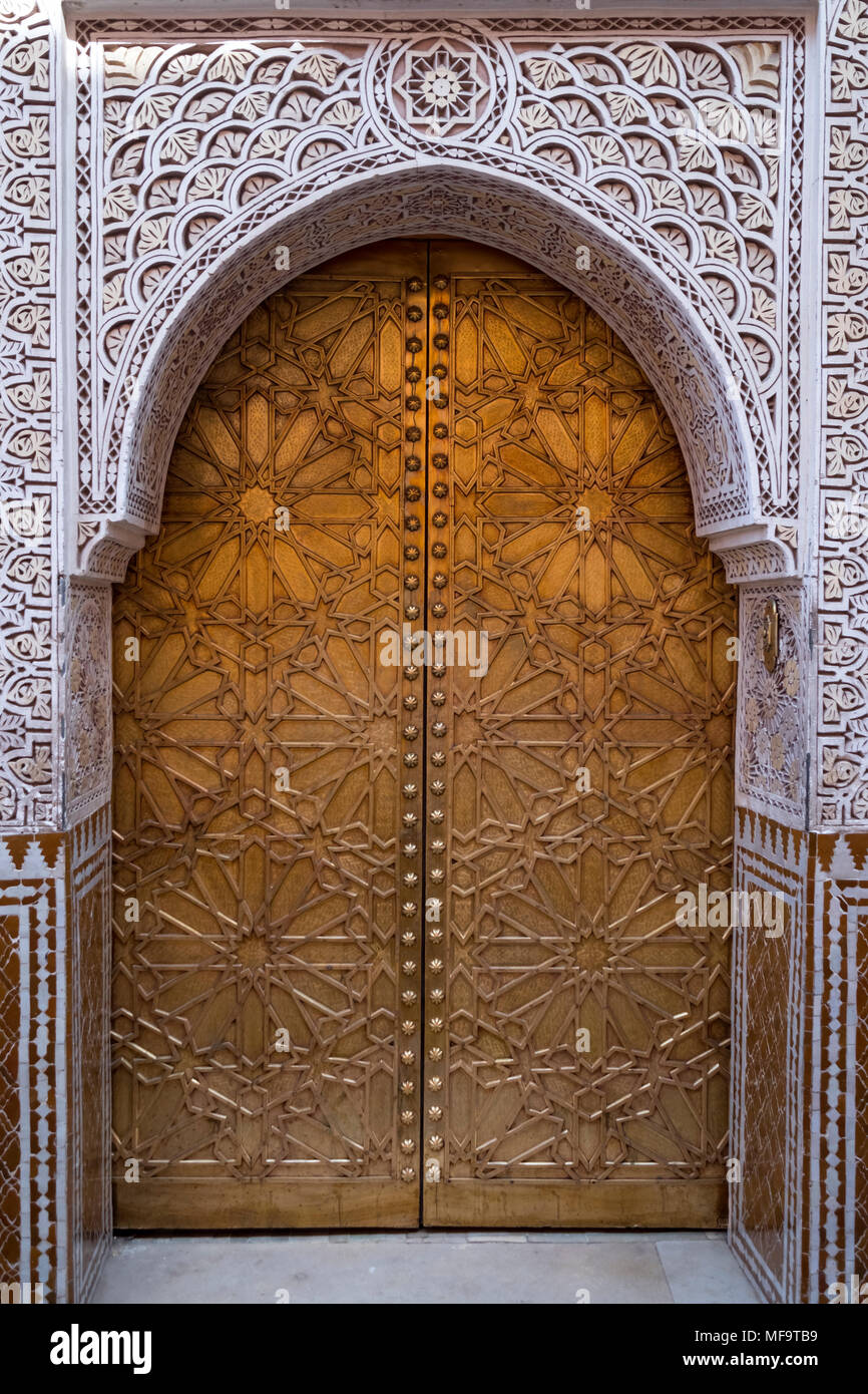 Porte mauresque marocain décoré dans les souks de Marrakech, Marrakech, Maroc Banque D'Images