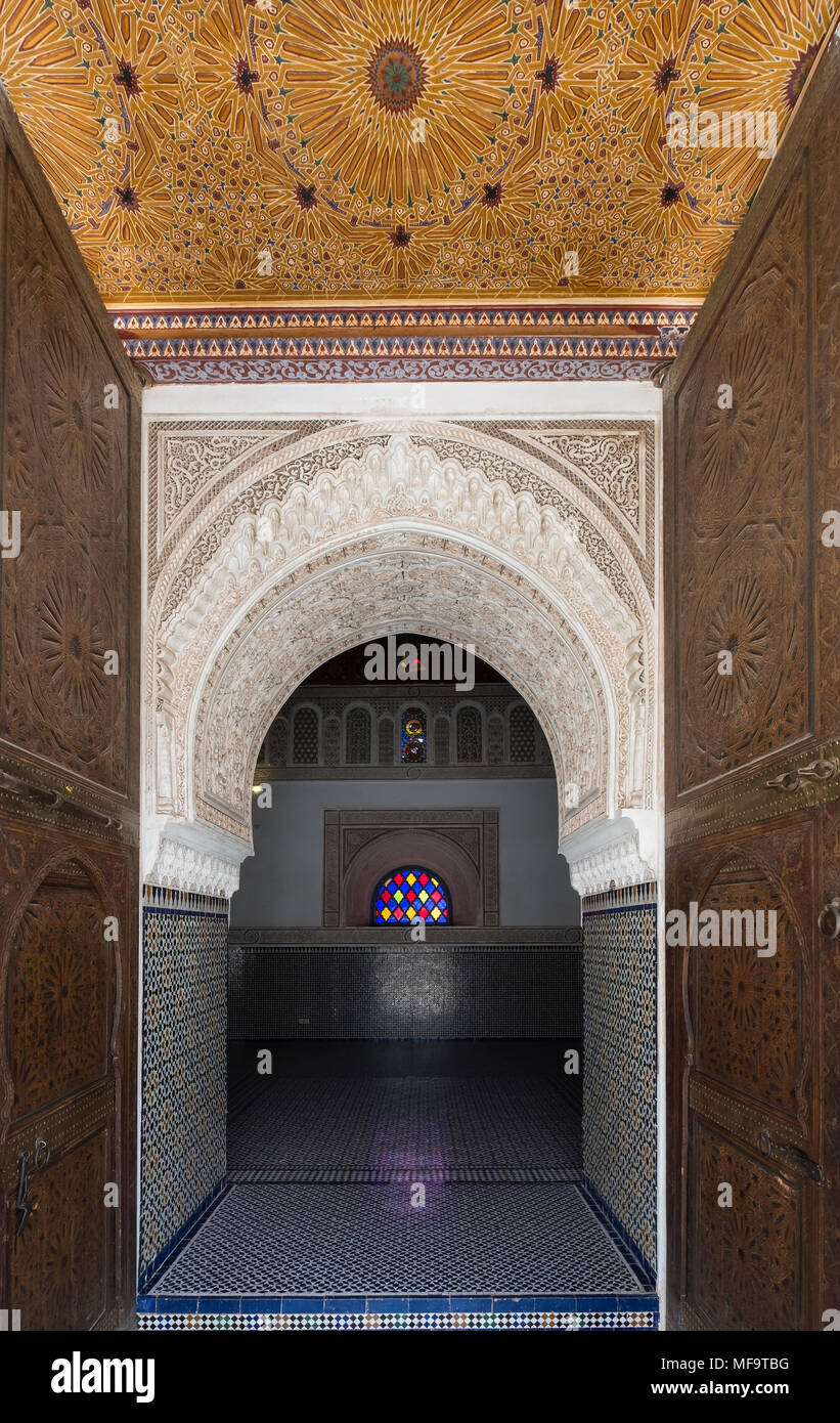 Ornements exquis détail d'une porte dans le Palais de la Bahia, Marrakech, Maroc Banque D'Images