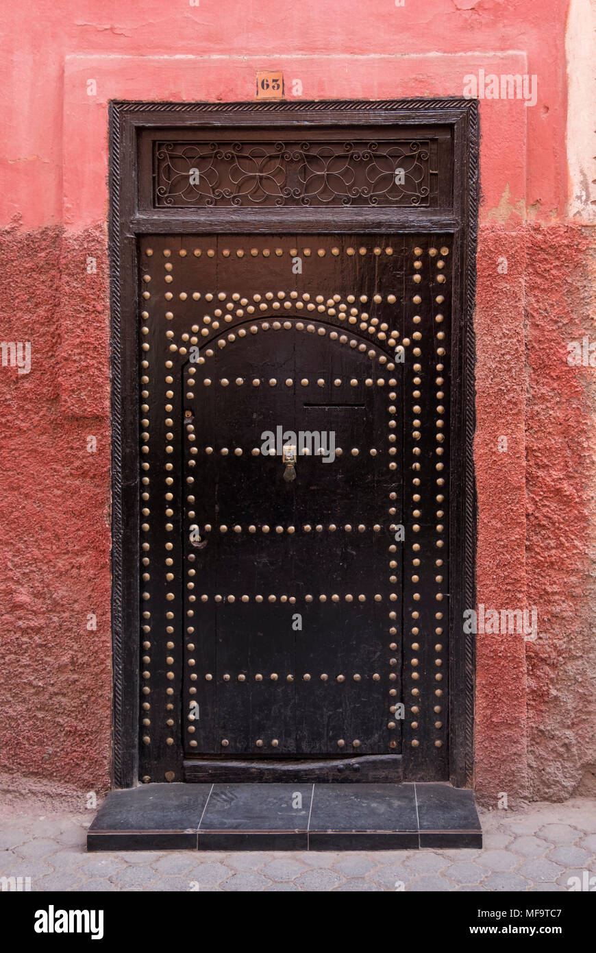 Maison typique porte dans les petites rues de Marrakech, Marrakech, Maroc Banque D'Images