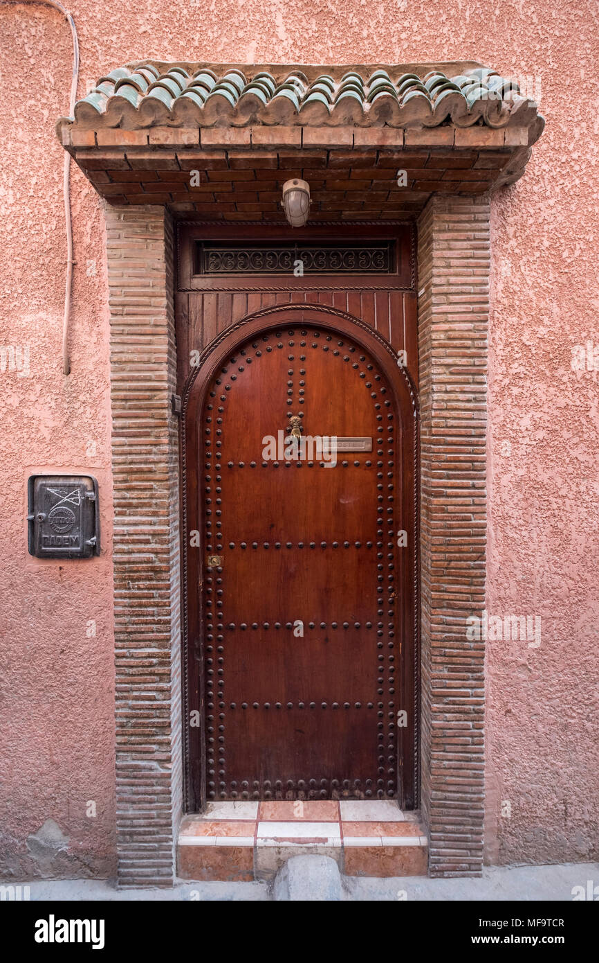 Maison typique de porte d'entrée dans les petites rues de Marrakech, Marrakech, Maroc Banque D'Images