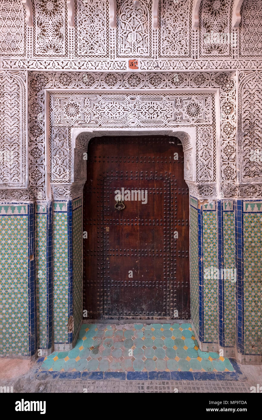 Marocain mauresque ornés porte dans les Souks, Marrakech, Maroc Banque D'Images