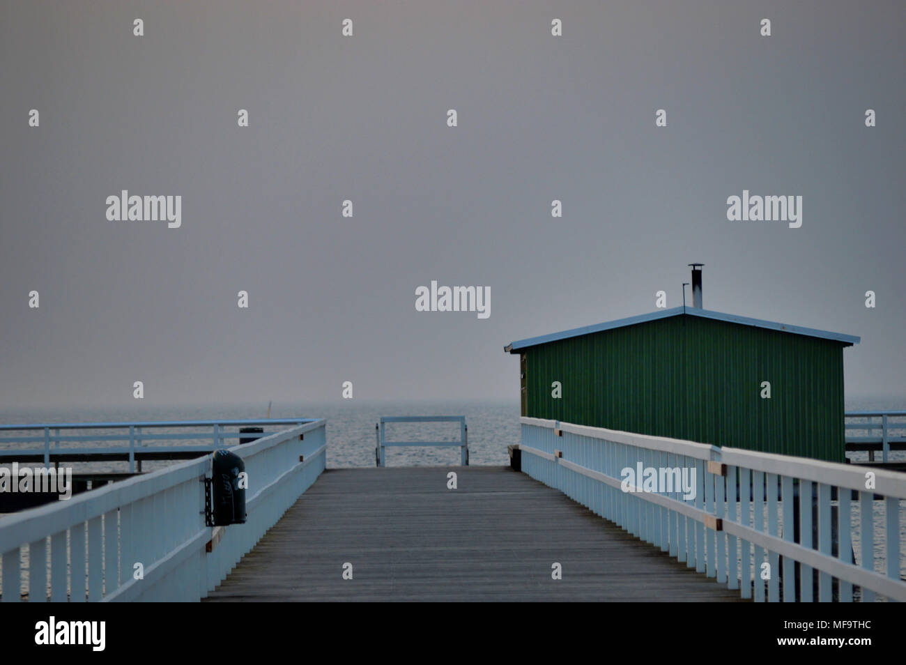 Cabane de pêche vert sur la jetée Banque D'Images