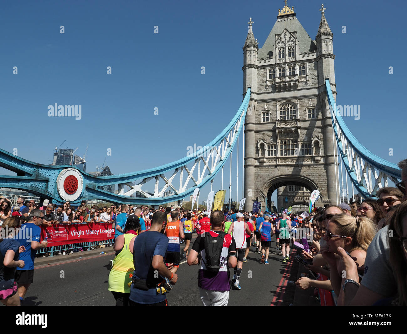 Avis de coureurs dans le Marathon de Londres 2018 Tower Bridge crossing Banque D'Images