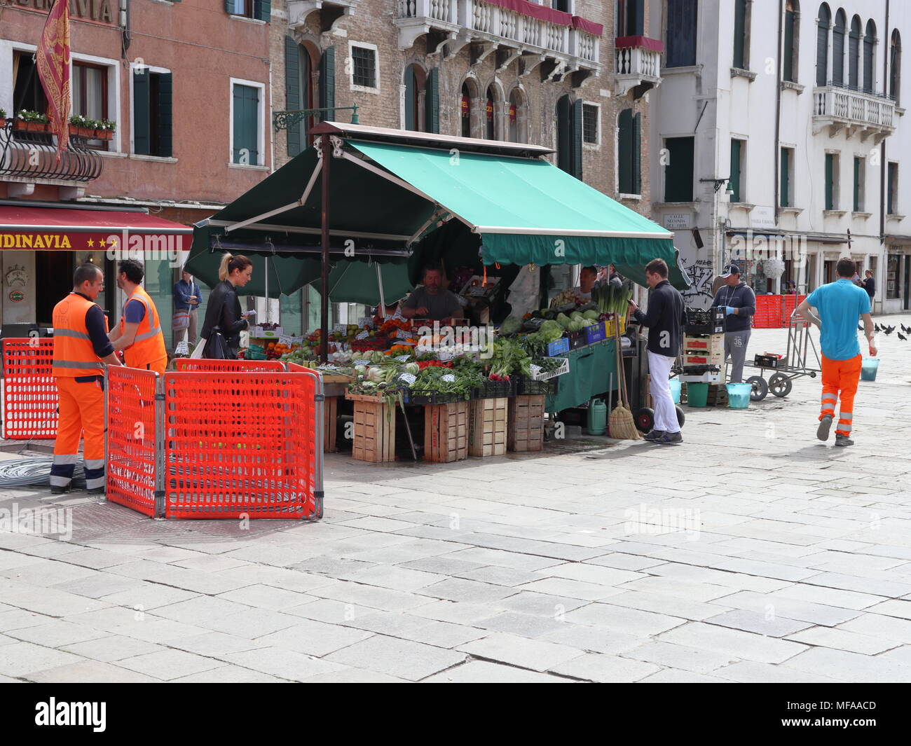 La vie quotidienne à Venise, échoppe de marché aux légumes, les travailleurs de la construction, de l'Italie, l'Europe Banque D'Images