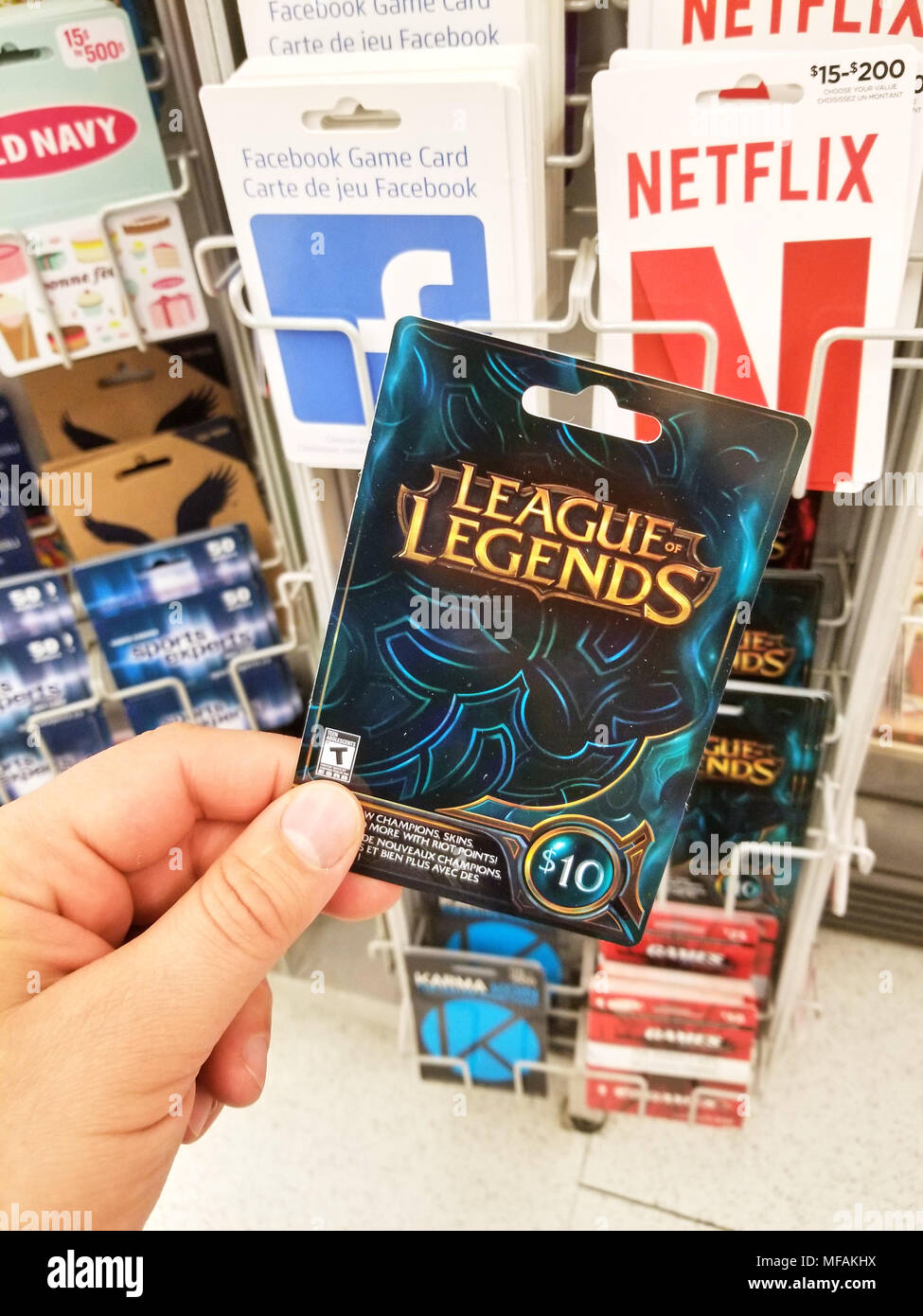 Montréal, Canada - le 31 mars 2018 : Une main tenant un bug de la carte-cadeau. League of Legends est un jeu en ligne qui combine la vitesse Banque D'Images