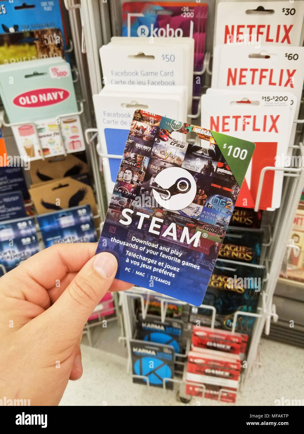 Montréal, Canada - le 7 avril 2018 : Une main tenant une carte-cadeau de la  vapeur. Steam est une plate-forme de distribution numérique développé par  Valve Corporation, qui off Photo Stock - Alamy