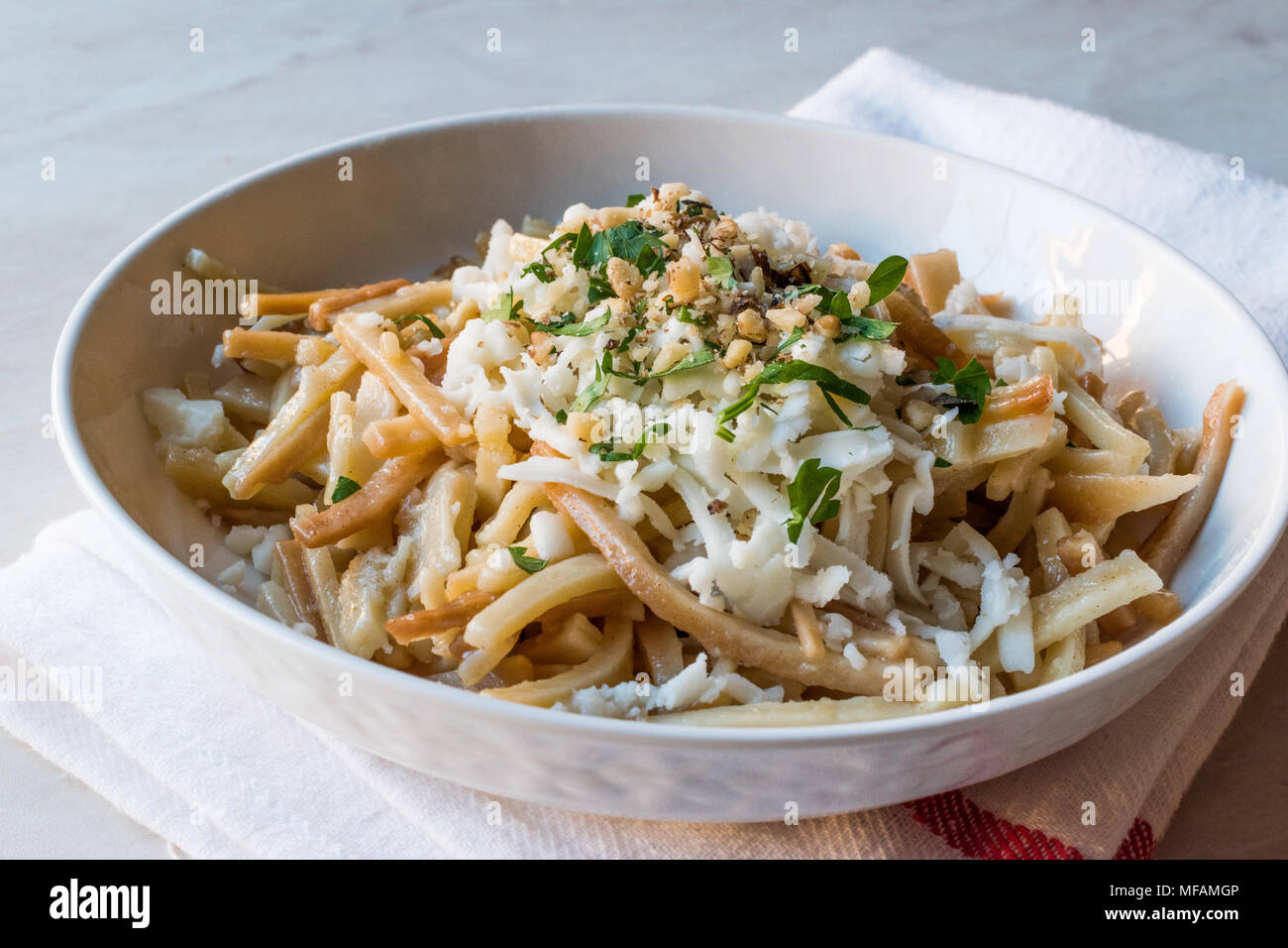 Bain Turc / Eriste Nouilles au fromage, les noix et le persil. La nourriture traditionnelle. Banque D'Images