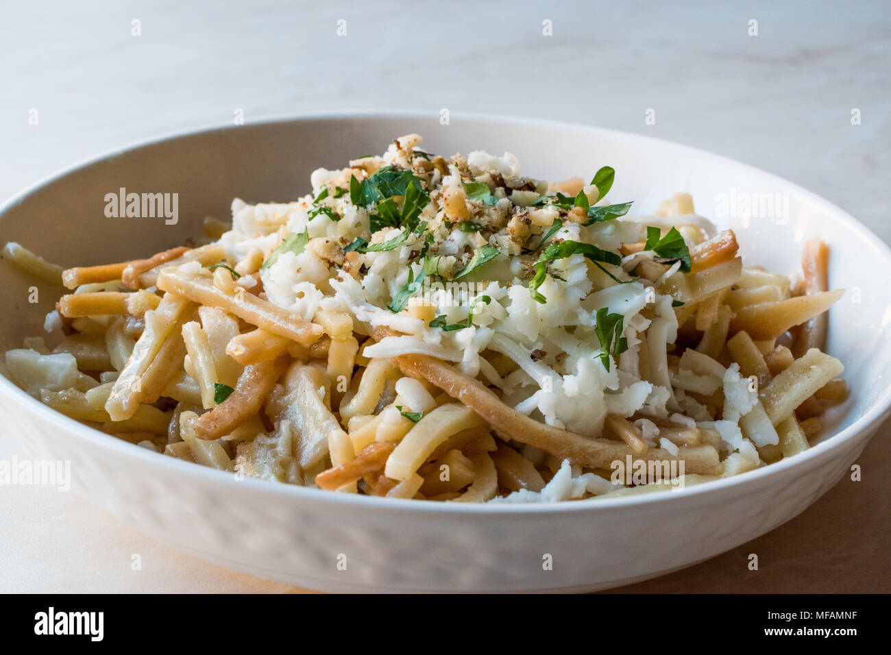 Bain Turc / Eriste Nouilles au fromage, les noix et le persil. La nourriture traditionnelle. Banque D'Images