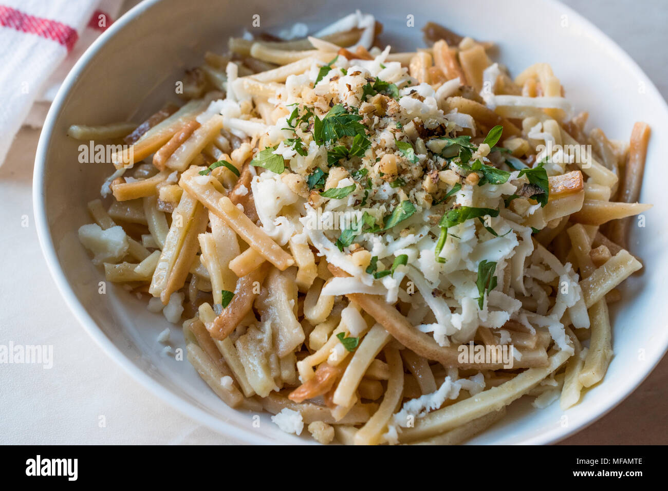 Bain Turc / Eriste Nouilles au fromage, les noix et le persil. La nourriture traditionnelle. Banque D'Images