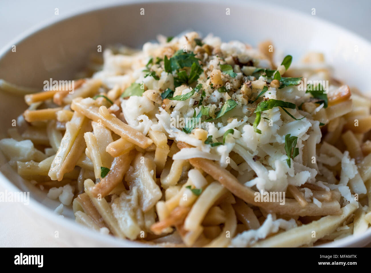 Bain Turc / Eriste Nouilles au fromage, les noix et le persil. La nourriture traditionnelle. Banque D'Images