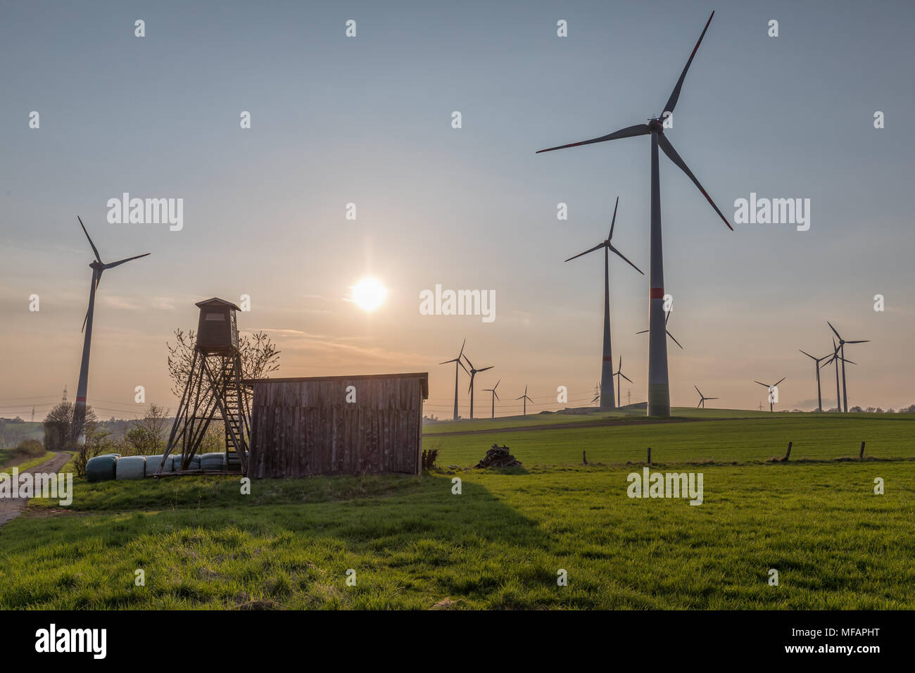 Cabine et wind farm Banque D'Images