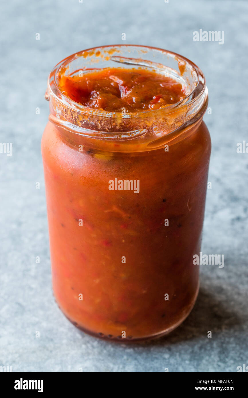 Pot de Salsa (Sauce tomate) prêt à manger. L'alimentation biologique. Banque D'Images