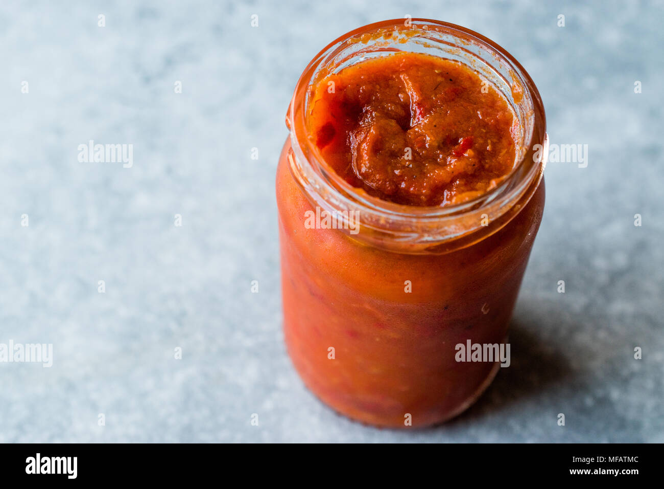 Pot de Salsa (Sauce tomate) prêt à manger. L'alimentation biologique. Banque D'Images