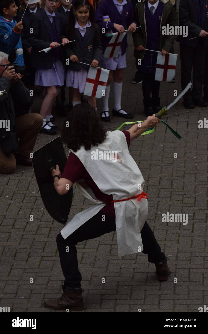 Les gens de Chester regarder une adaptation de la St George's story sur St George's day Banque D'Images