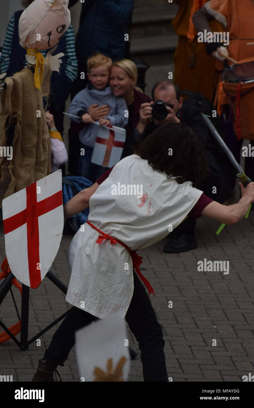 Les gens de Chester regarder une adaptation de la St George's story sur St George's day Banque D'Images