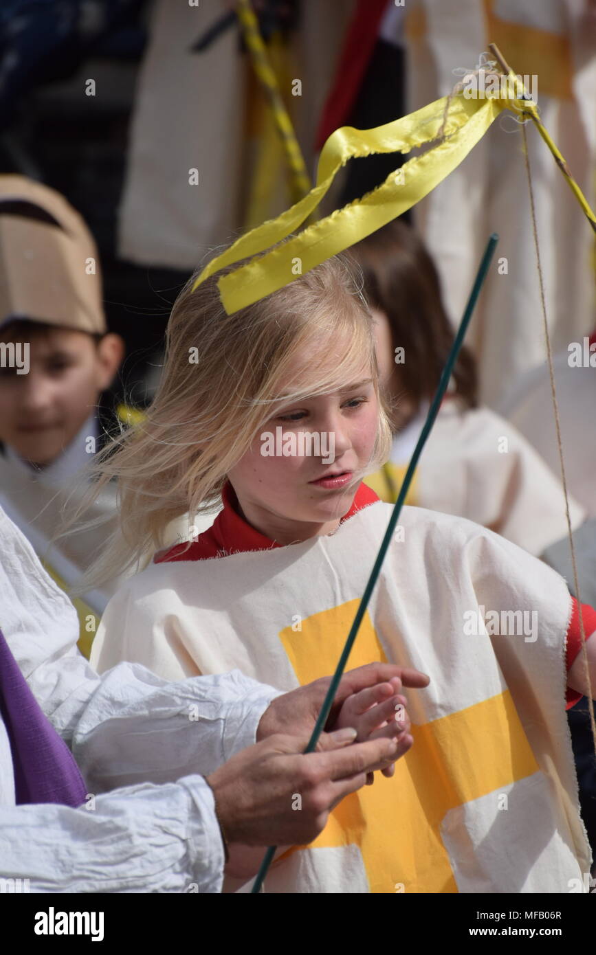 Les gens de Chester regarder une adaptation de la St George's story sur St George's day Banque D'Images