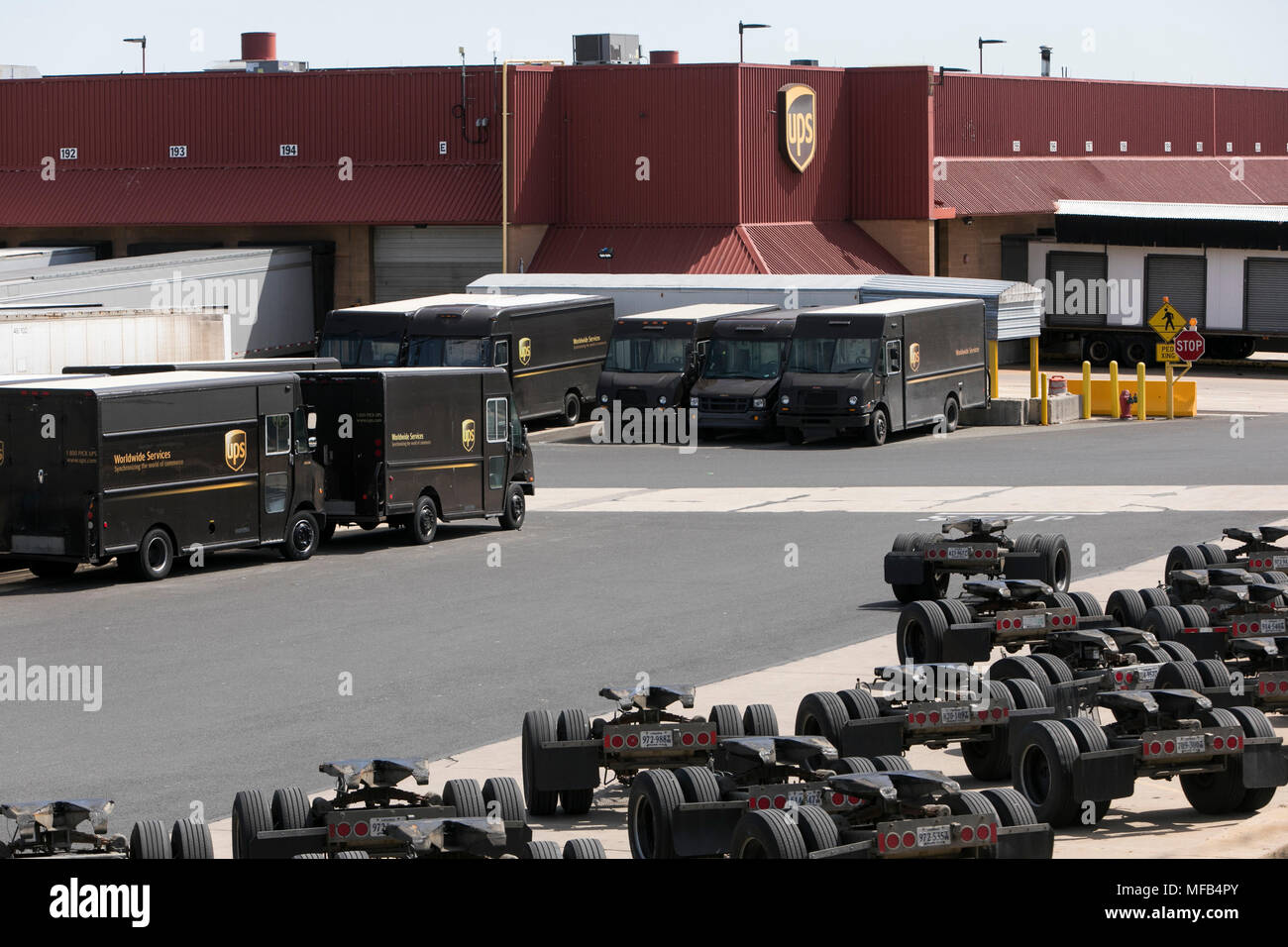 Les camions de livraison et les remorques à chez UPS (United Parcel Service) Facilité à Horsham, en Pennsylvanie le 22 avril 2018. Banque D'Images