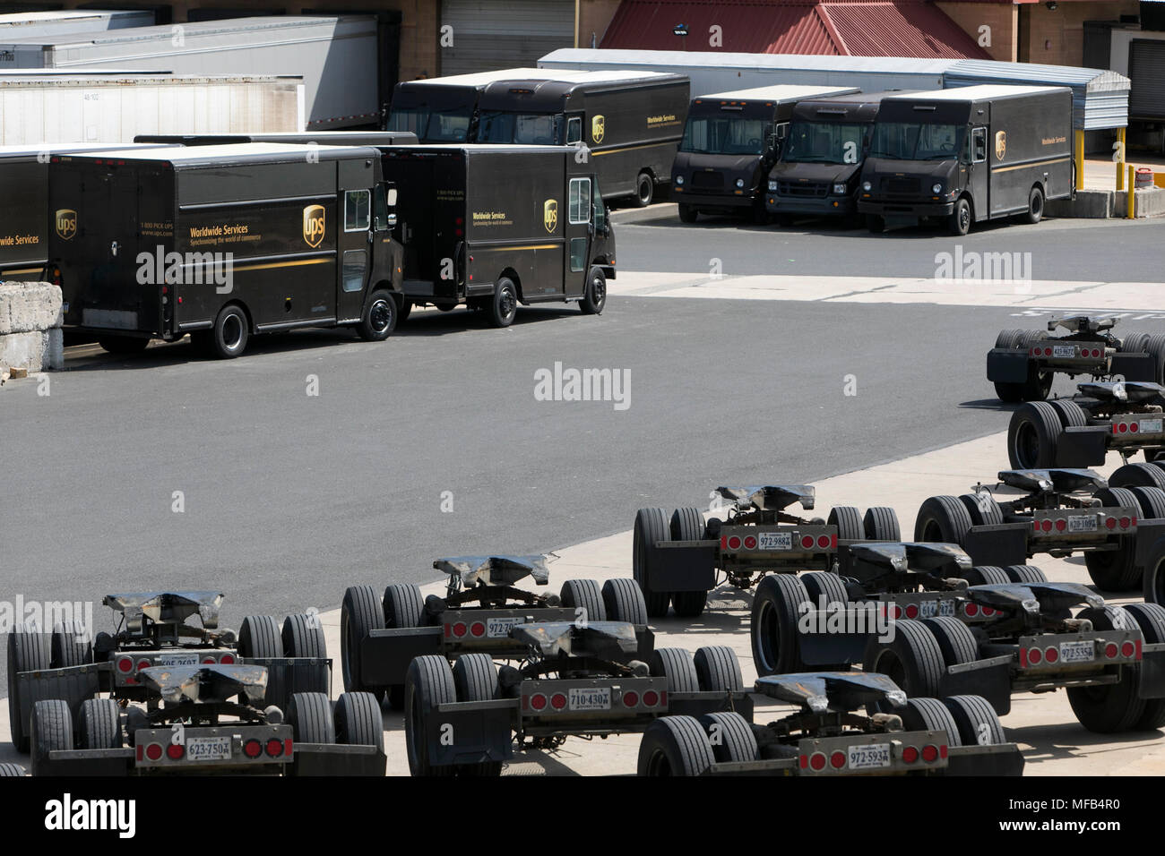 Les camions de livraison et les remorques à chez UPS (United Parcel Service) Facilité à Horsham, en Pennsylvanie le 22 avril 2018. Banque D'Images