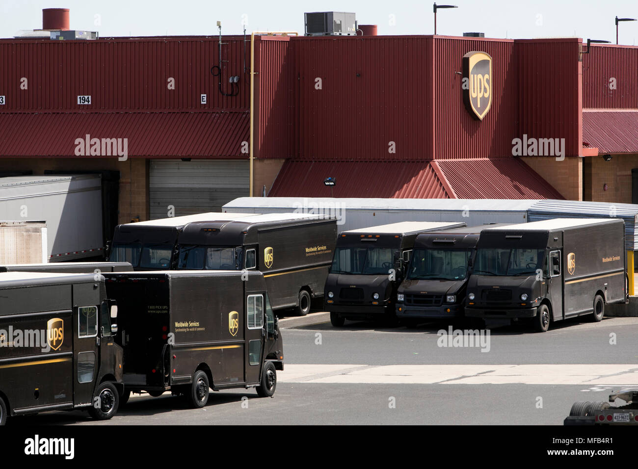 Les camions de livraison et les remorques à chez UPS (United Parcel Service) Facilité à Horsham, en Pennsylvanie le 22 avril 2018. Banque D'Images