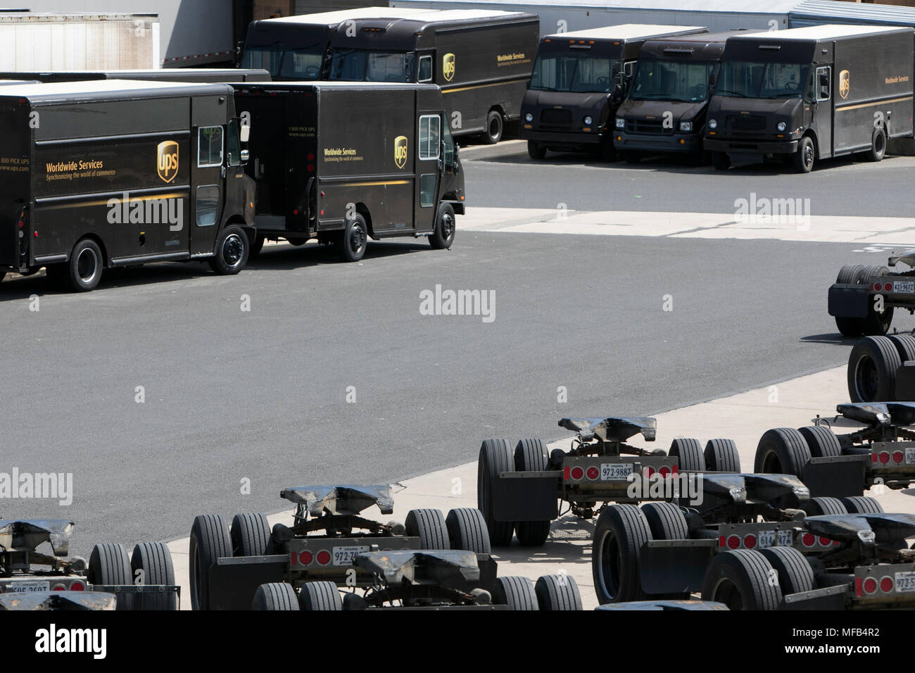 Les camions de livraison et les remorques à chez UPS (United Parcel Service) Facilité à Horsham, en Pennsylvanie le 22 avril 2018. Banque D'Images