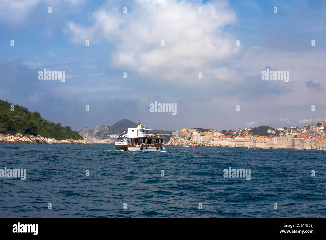 Près de Stari Grad (vieille ville), Dubrovnik, et l'île de Lokrum, Croatie, à partir de la mer Banque D'Images