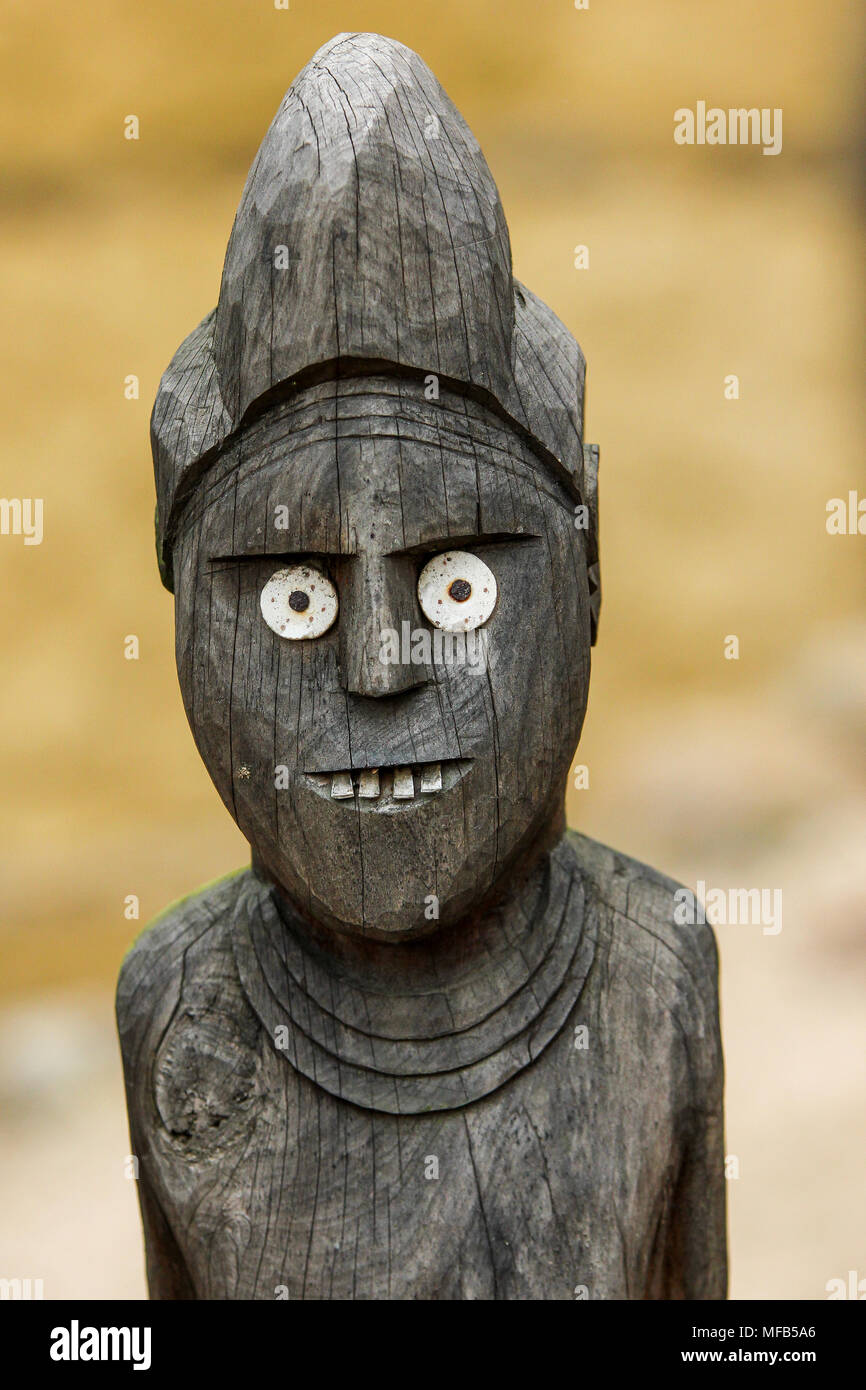 Un tribales africaines traditionnelles en bois statues. Ils ont l'air assez amusant avec leurs yeux et dents blanches. Banque D'Images