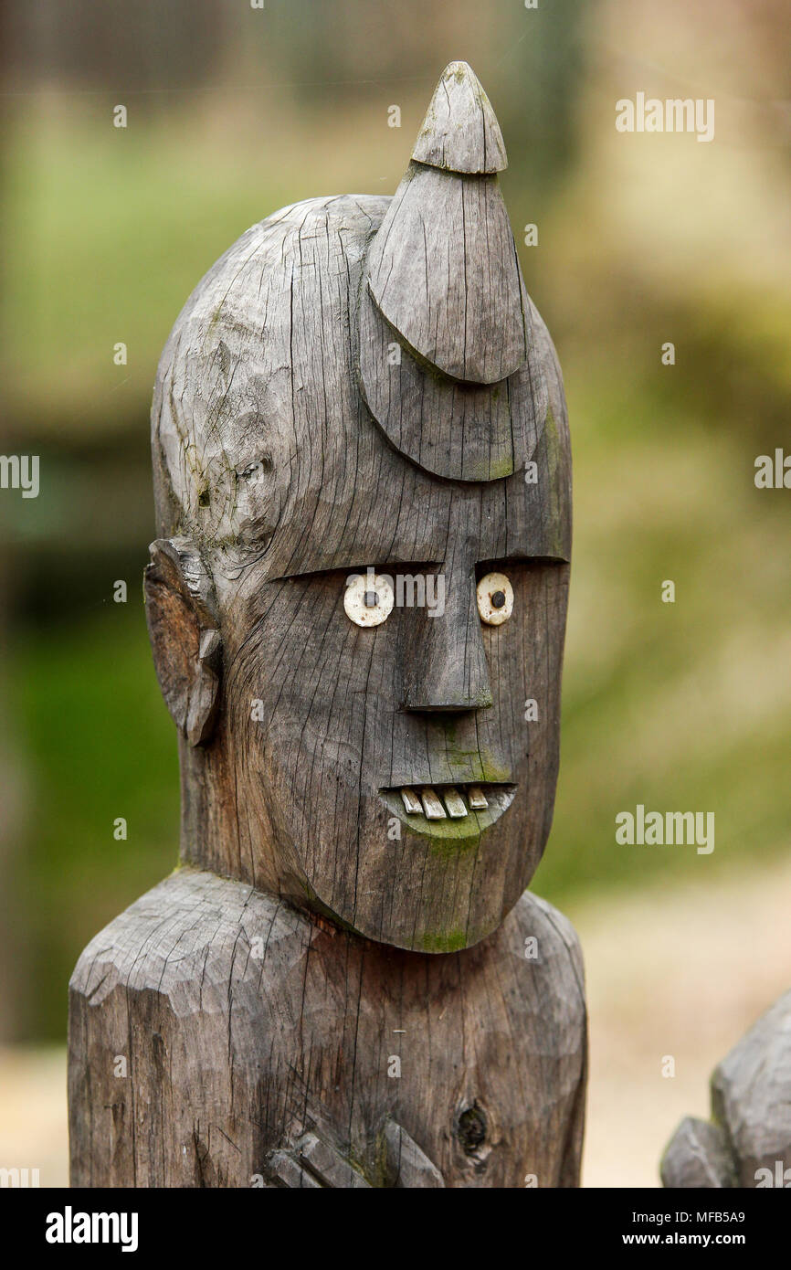 Un tribales africaines traditionnelles en bois statues. Ils ont l'air assez amusant avec leurs yeux et dents blanches. Banque D'Images