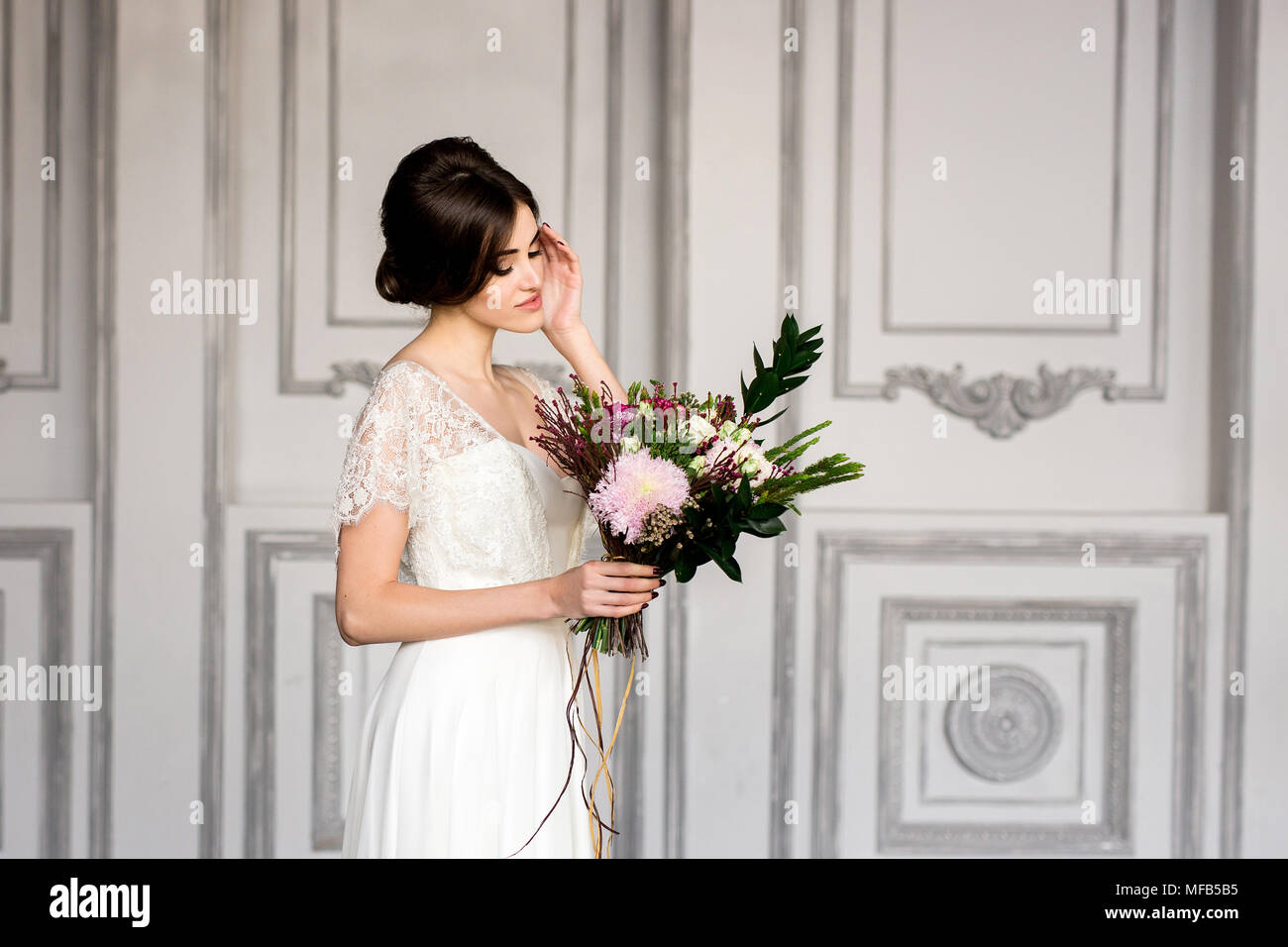 Portrait of de mariée en robe blanche de mariée. les frais. Banque D'Images