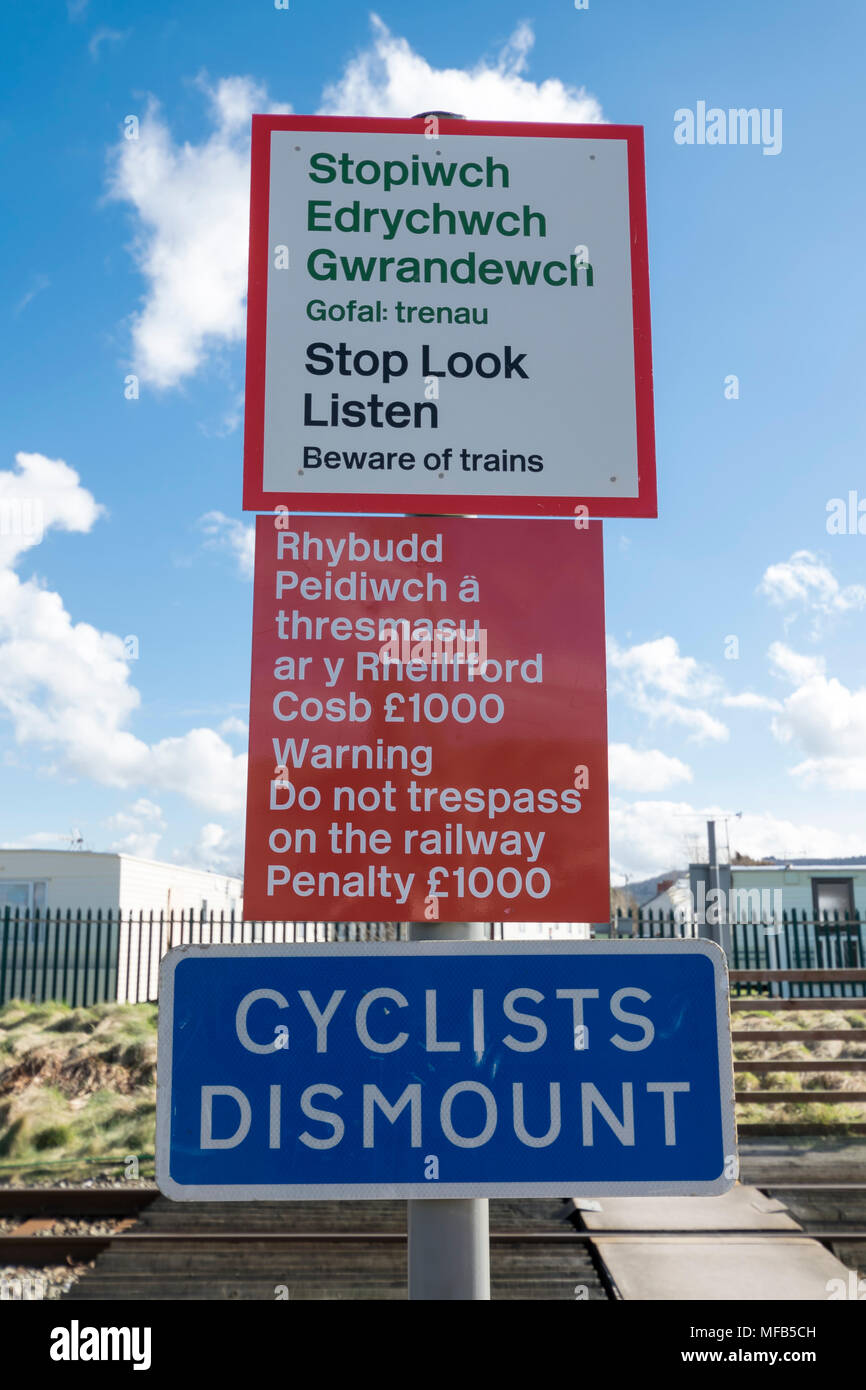 Panneau d'avertissement de fer en anglais et gallois sur la côte ouest au nord du Pays de Galles de fer Banque D'Images