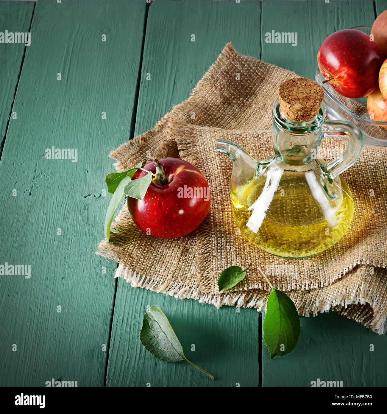 Pommes rouges et le vinaigre de cidre de pomme sur la table en bois. Concept - alimentation saine de votre jardin. Vue d'en haut. Copier l'espace. Banque D'Images