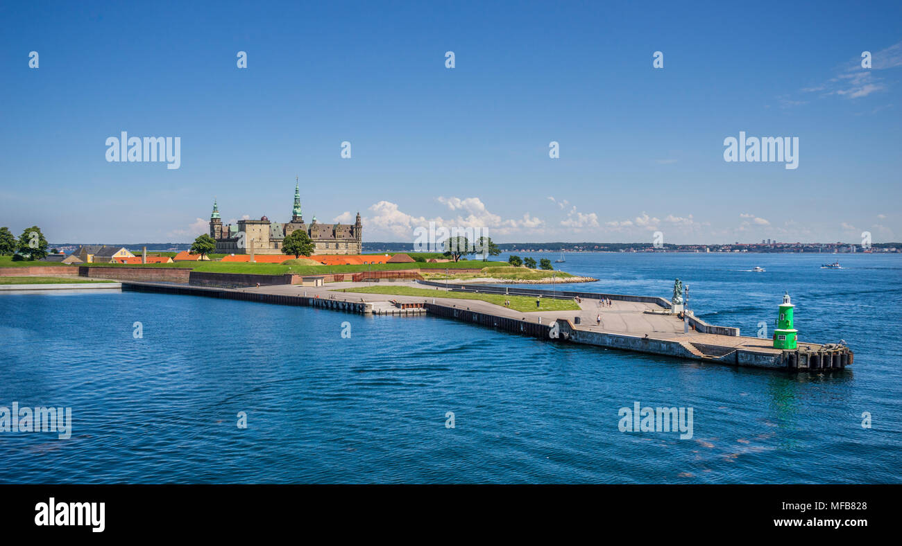 Avant-pays Ørekrog avec le Château de Kronborg avance dans le Nok Sound à son point le plus étroit et formant l'entrée du port d'Helsingør, Ze Banque D'Images