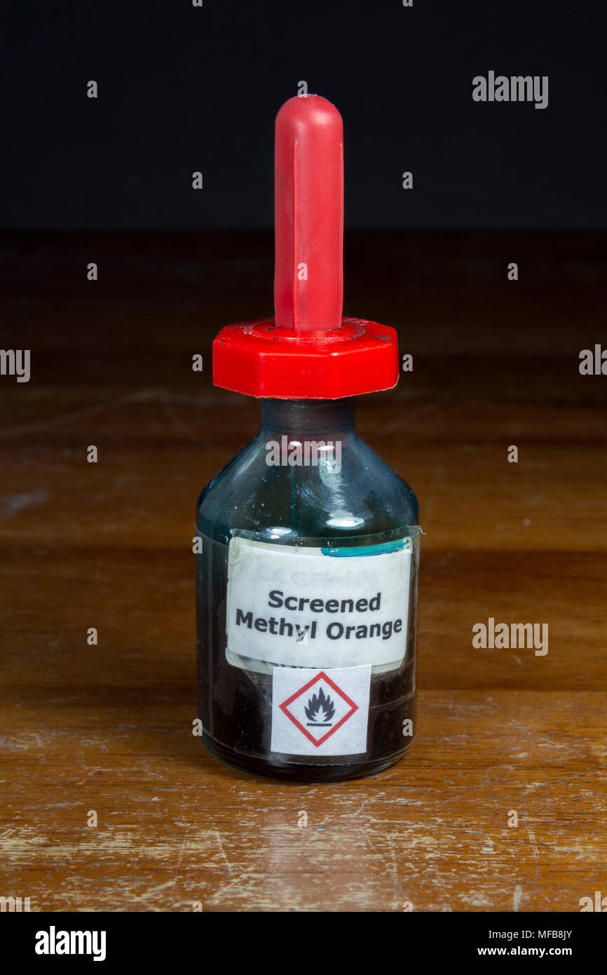 Une bouteille de liquide indicateur orange de méthyle éliminé comme utilisé dans une école secondaire/UK. Banque D'Images