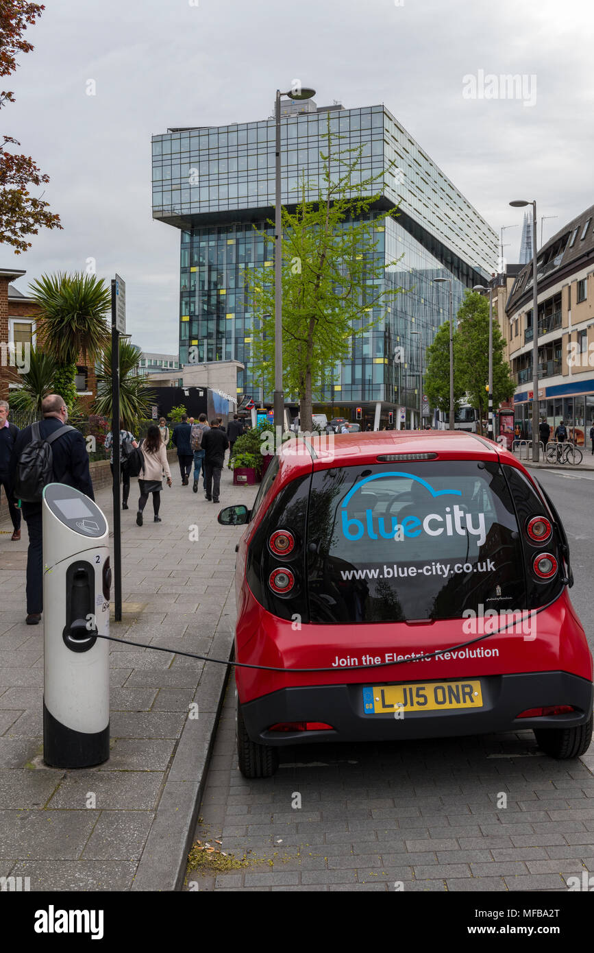 Une voiture électrique à un crochet de charge chargeur d'électricité point en face de l'ir à l'extérieur de l'immeuble de bureaux de la palestre TFL Transport for London. Banque D'Images