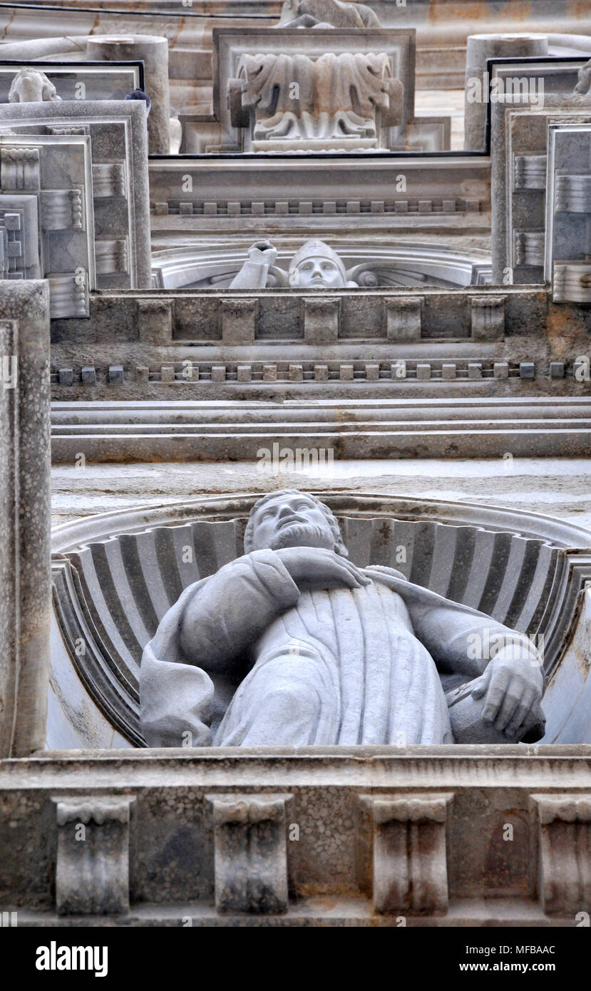 Détail des sculptures de la façade de la cathédrale de Gérone, Catalan, Espagne Banque D'Images