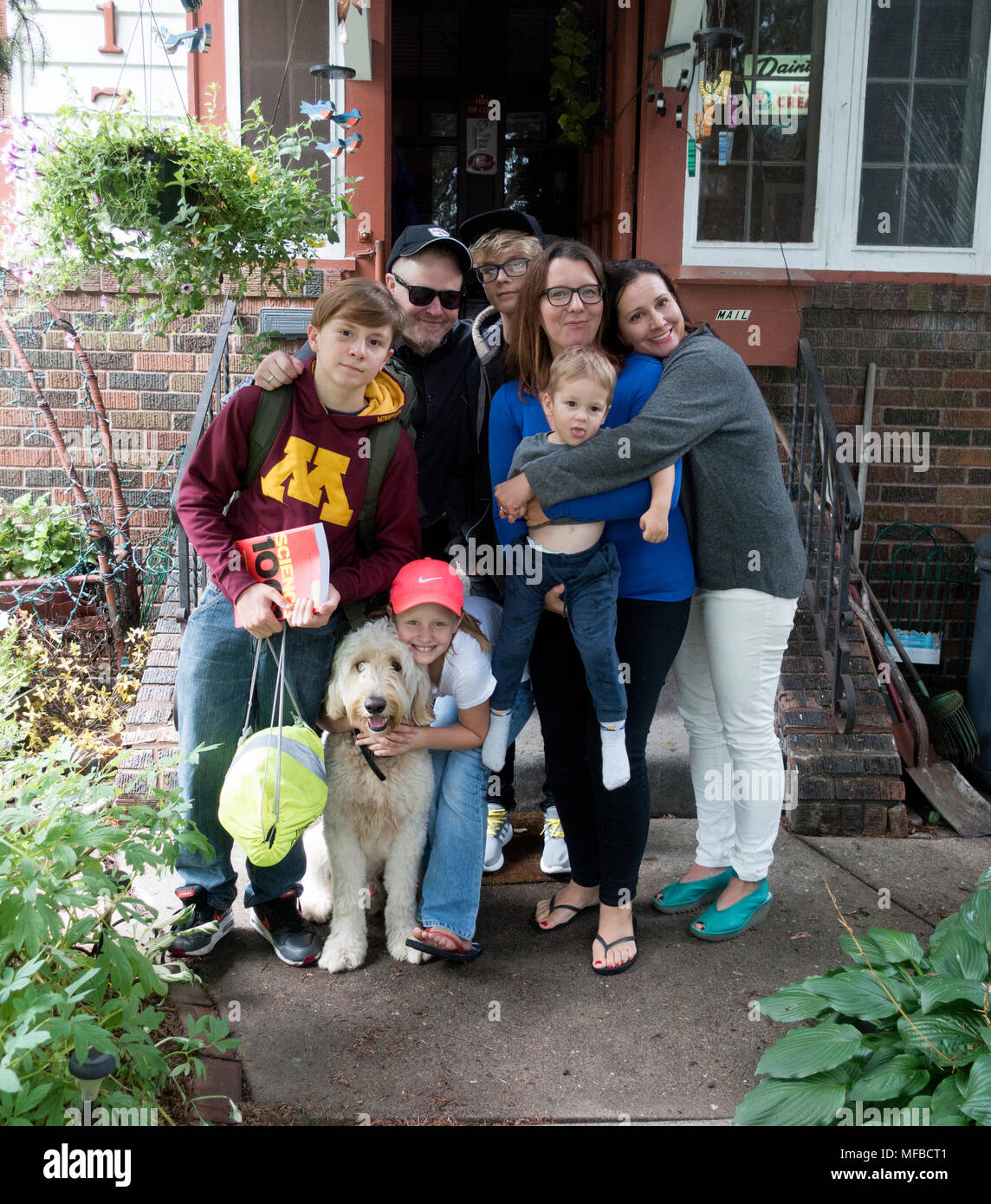 Dernière étreintes et portrait de famille de quitter après une agréable visite. St Paul Minnesota MN USA Banque D'Images