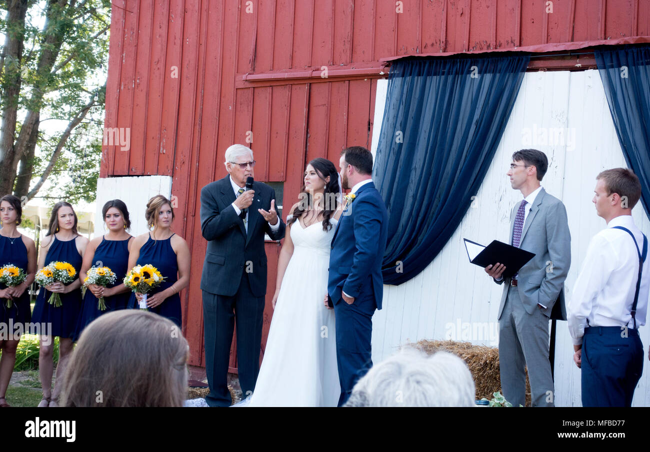 Ministre l'échange des vœux de mariage avec sa petite-fille les mariés effectuée dans une ferme. IL USA ILLINOIS Champaign Banque D'Images