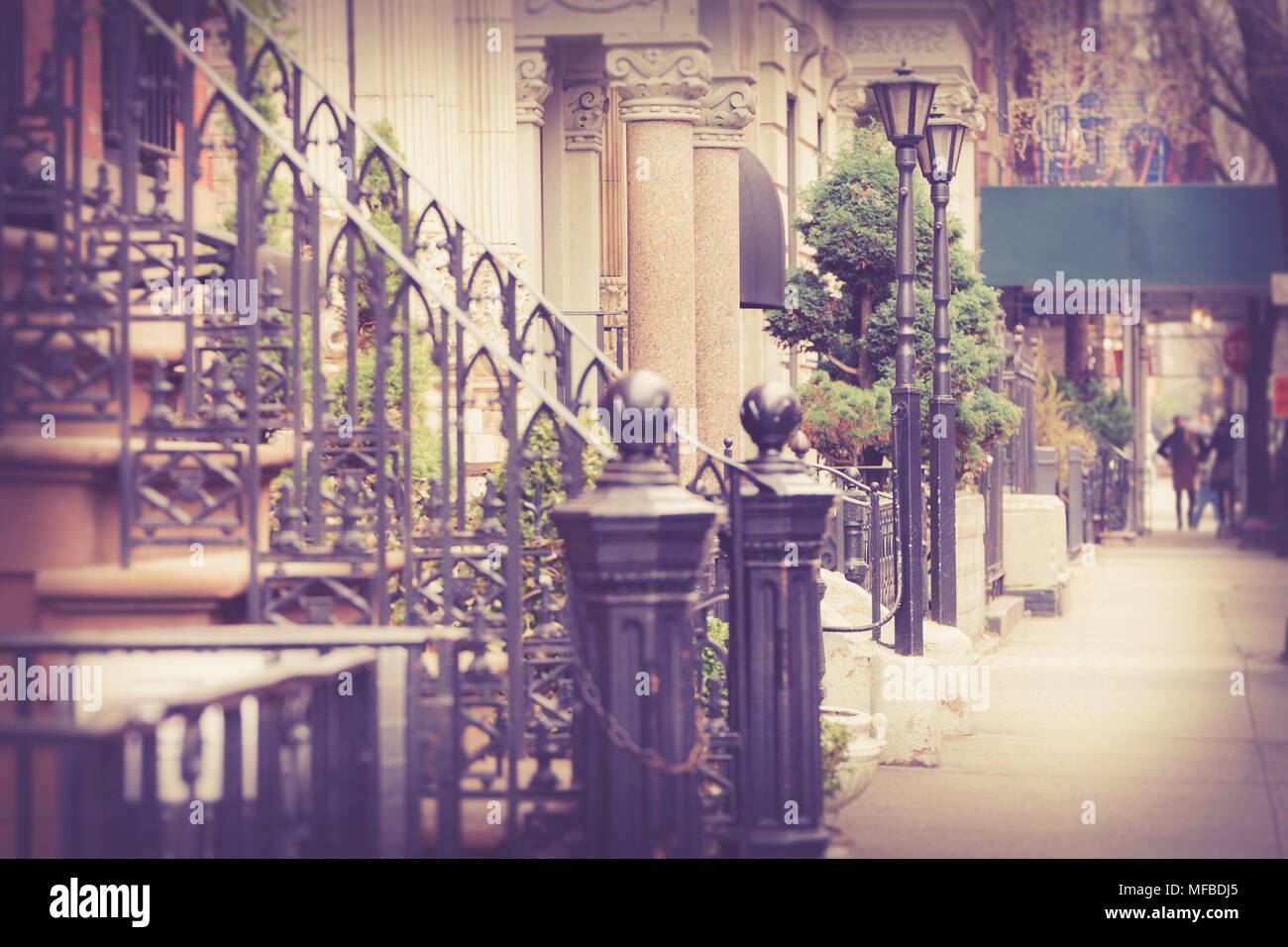 Jolie scène de rue de la ville de New York avec des immeubles à appartements et vintage effet du filtre Banque D'Images